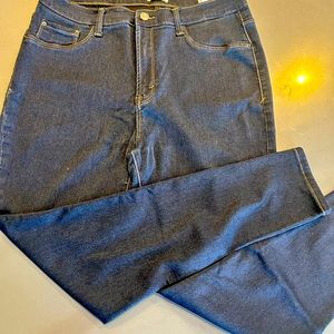 Kenzie women’s skinny jeans, lots of stretch, size 12/31. Great used condition.